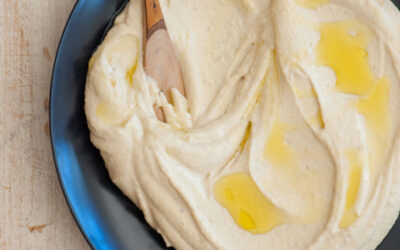Hummus de lentejas con chips  de pita de trigo integral caseros