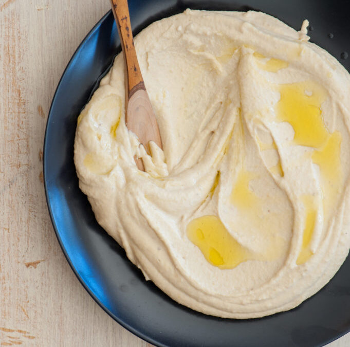 Hummus de lentejas con chips  de pita de trigo integral caseros