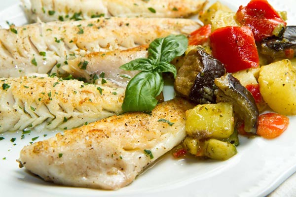 Merluza al horno con verduras  y aceite de oliva