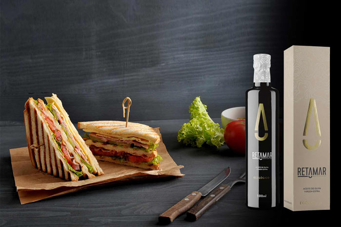 Aceite de oliva en el desayuno:  sándwich vegetal